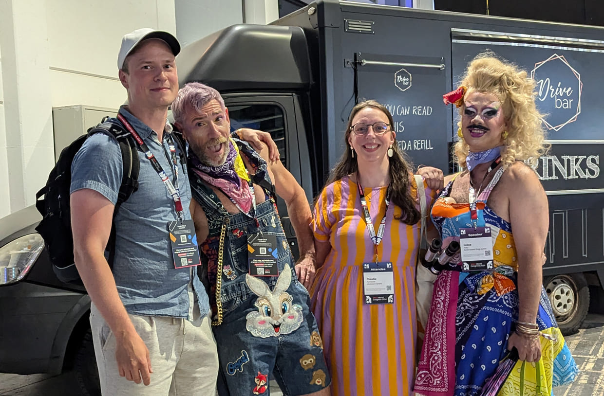 clickstorm beim WeAreDevelopers World Congress in berlin 2024: 2 Kollegen mit der Drag Queen Gieza Poke und ihrem Kollegen