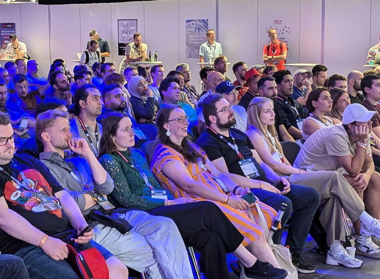 clickstorm beim WeAreDevelopers World Congress in berlin 2024: Zwei Kollegen im Publikum bei der Stage 5