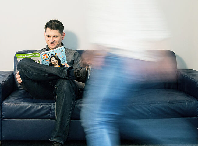 Agentur - Kiri beim Lesen