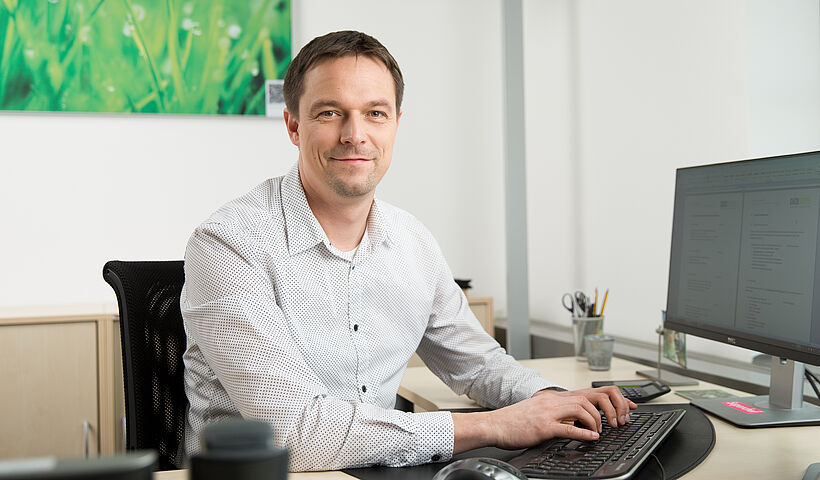 Agentur - Ronny am Schreibtisch